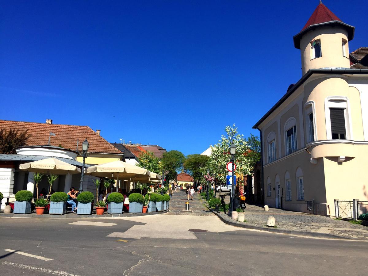 Eszterhazy Guesthouse Vác Exteriör bild